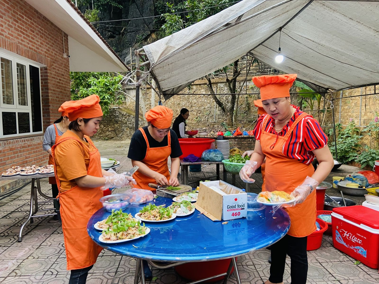 đặt cỗ lợn mán ở Thanh Oai